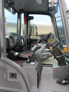 Elektro Teleskop Hoflader TL2511e und  TL2611e  mit Schaufel